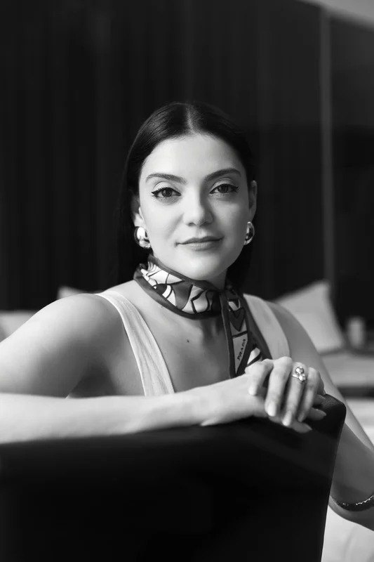 Retrato de Patrícia Bianco com lenço de seda, em preto e branco